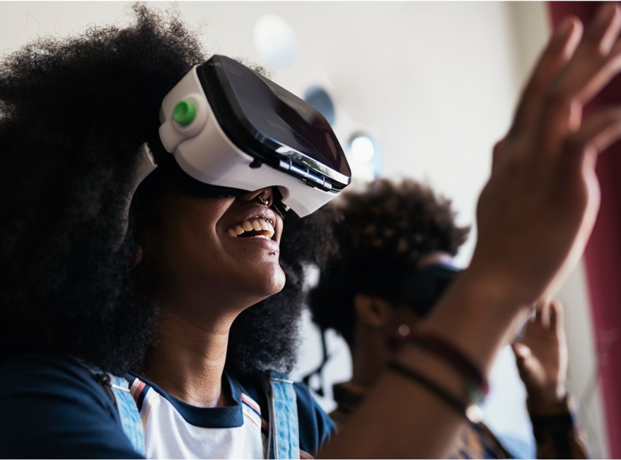 Femeie fericită, cu ochelari de realitate virtuală